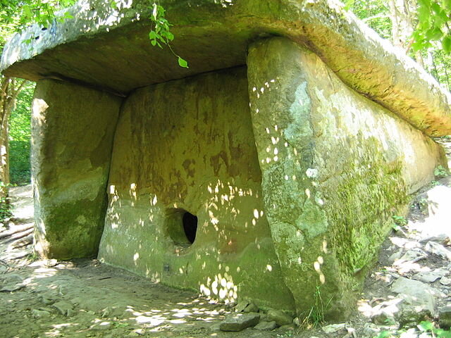  Dolmen Russia Kavkaz Doguab 2.jpg http://creativecommons.org/licenses/by-sa/3.0/
