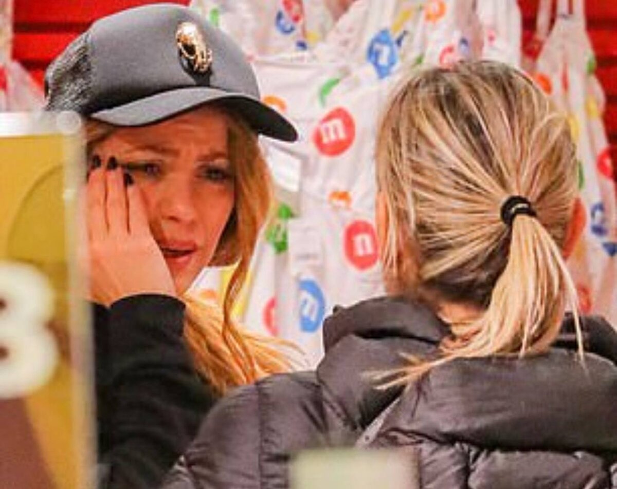    Шакира плачет в магазине сладостей Фото: Daily Mail