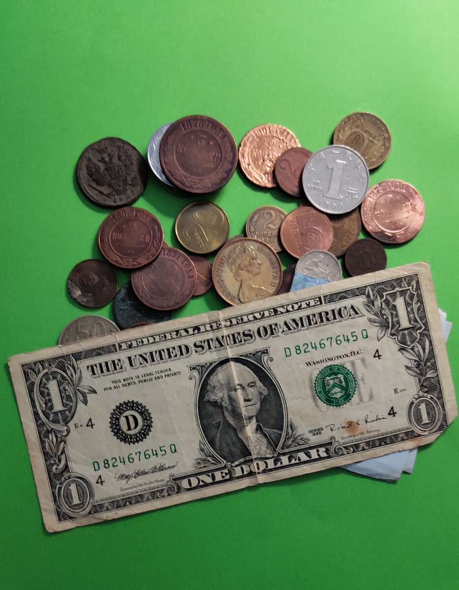 Люди любопытны, очень любят интриги и тайны. 