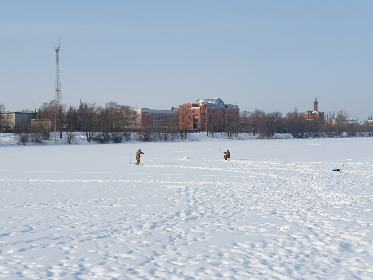 Рыбаки на замерзшем озере.