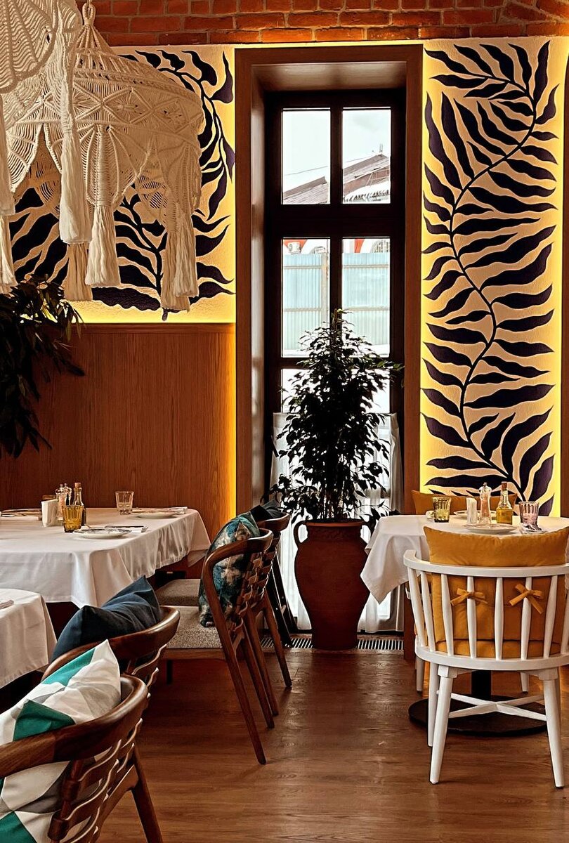 Белые скатерти и люстры ручной работы