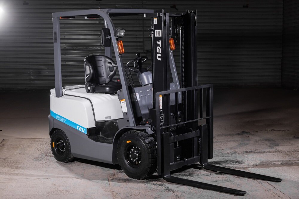 Вилочный погрузчик TEU FD15T массой 2550 кг.