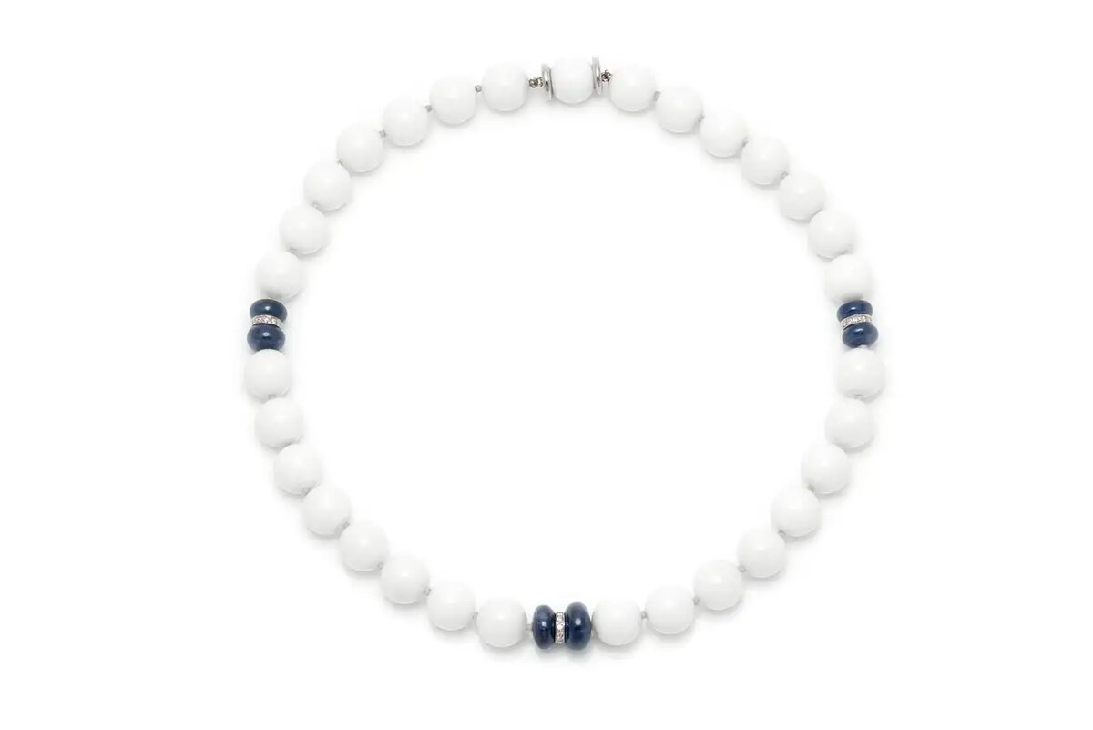 Колье Seaman Schepps из белого коралла.