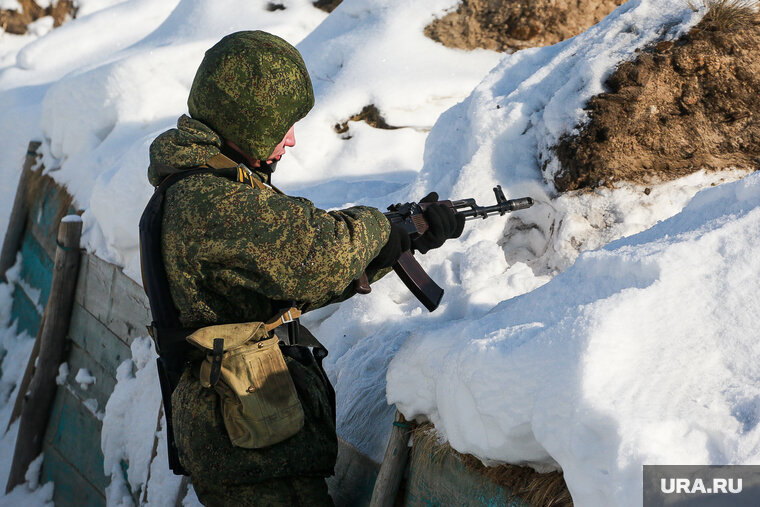    Сотни украинских бойцов убежали со своих позиций под Соледаром, рассказал командир ВСУ