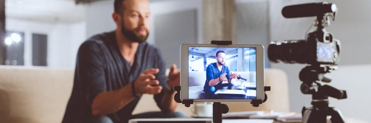 Например, если решили запустить ресторан, пригласите известного блогера на открытие