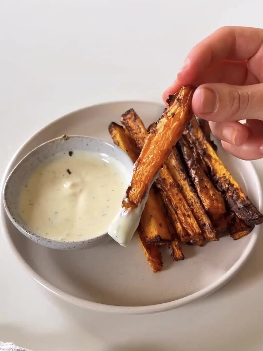 Запечённая морковь с соусом 