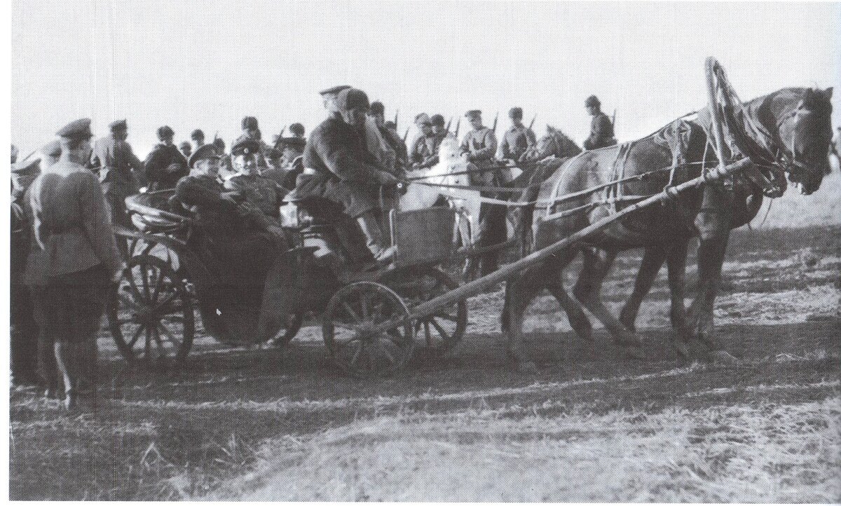 А. В. Колчак во время поездки на фронт, у казаков, 1919 год.
