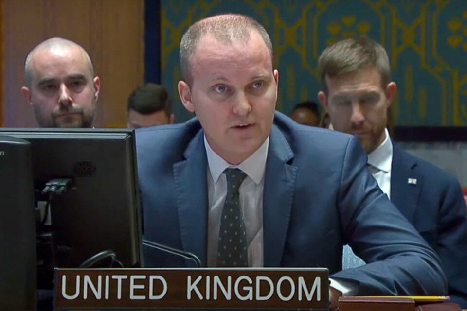     Фергус Экерсли перешел на русский язык