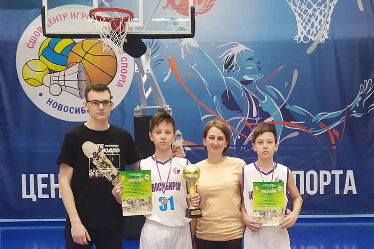 Близнецы с мамой Ольгой и старшим братом. Фото: Предоставлено героями публикации