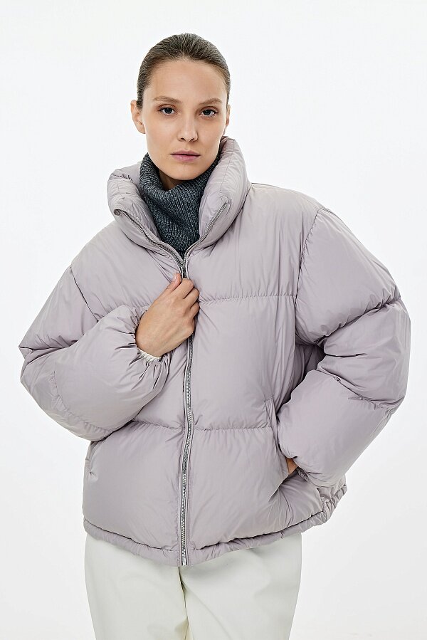 Короткий пуховик Gu428 в сочетании с комфортными брюками и свитером – стильный образ для автолюбительницы.