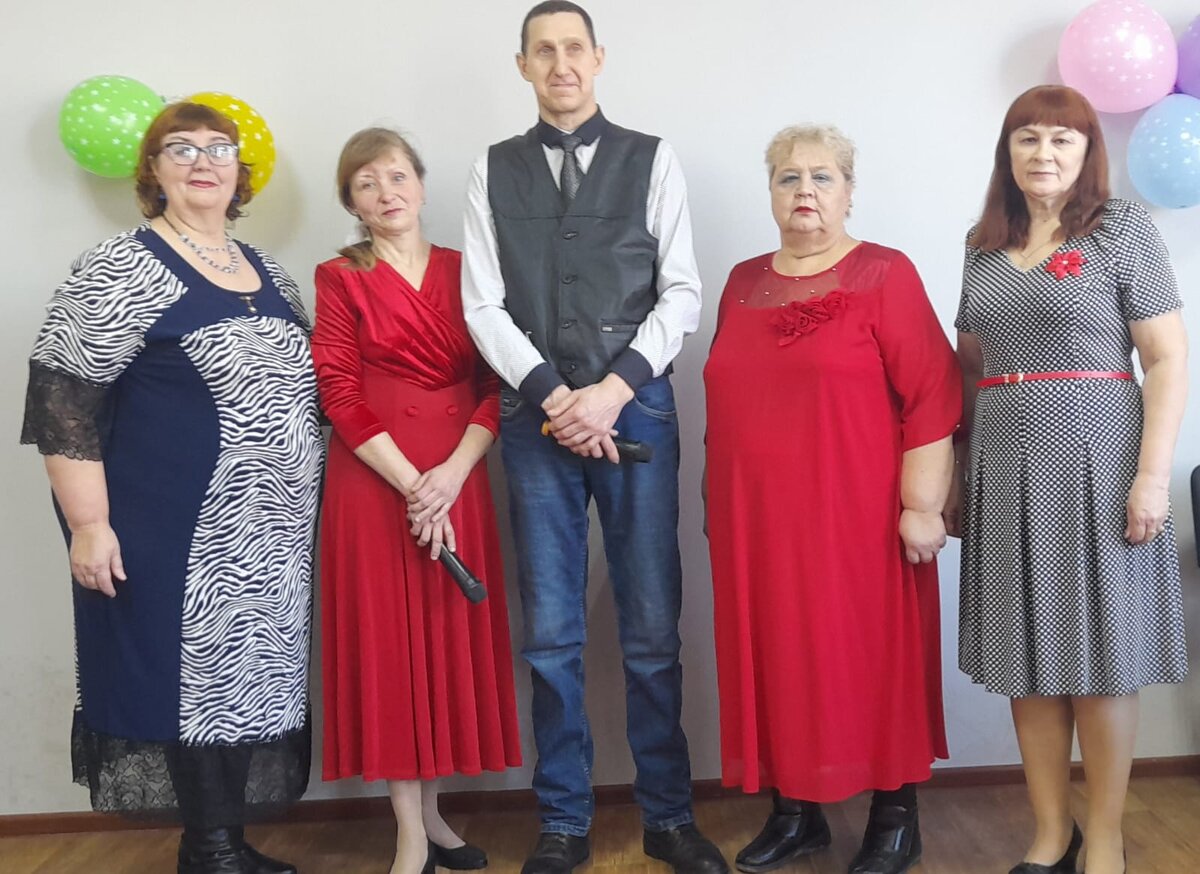 В концерте для учителей приняли участие (слева направо) Галина Шпак, Татьяна Лукьяненкова, Евгений Чередников, Людмила Шилова, Елена Рябченко.