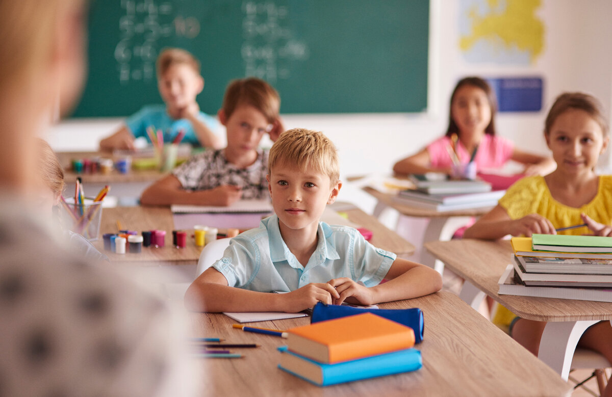 источник фото: <a href="https://ru.freepik.com/free-photo/be-focus-and-patient-while-teaching-new-things_13133035.htm#query=%D1%88%D0%BA%D0%BE%D0%BB%D0%B0&position=1&from_view=search&track=sph">Изображение от gpointstudio</a> на Freepik