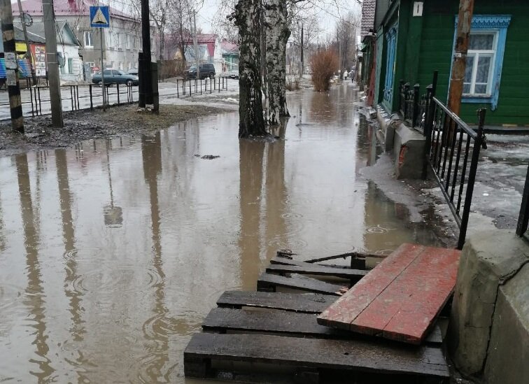 Причиной паводка стала не успевшая оттаять земля