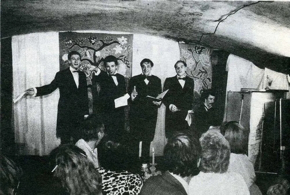 1912 или 1913 год. Разыгрывается театральное представление с музыкой. Росписи на стенах художника Сергея Судейкина.