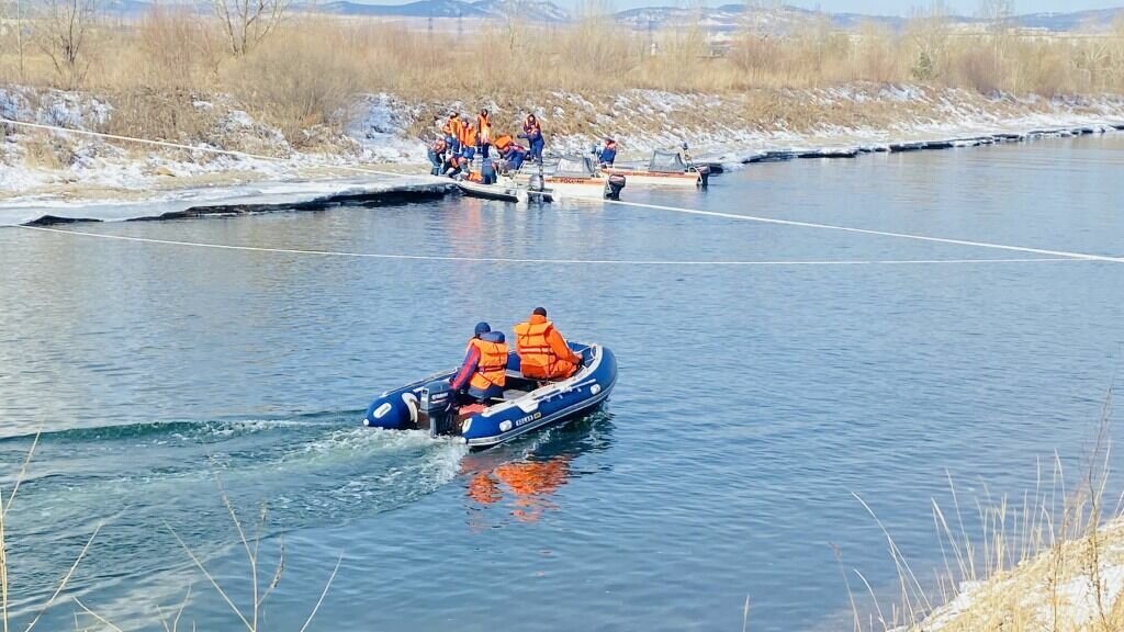     15 марта на берегу озера Кенон в районе водозаборного канала прошел I этап командно-штабных учений по отработке вопросов ликвидации чрезвычайных ситуаций, возникающих в результате безаварийного пропуска весеннего половодья в 2023 году.