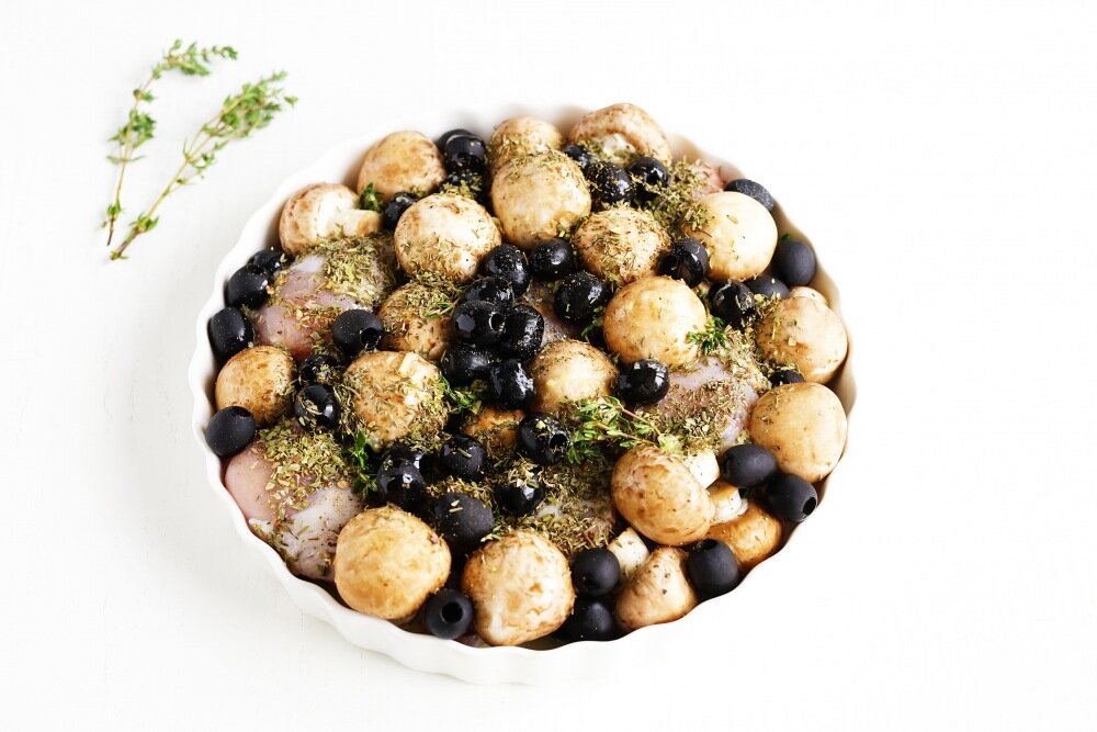 маслины грибы курица. салат с грибами и маслинами. маслины грибы курица. салат с копчёной курицей и грибами и оливками. маслины грибы курица.