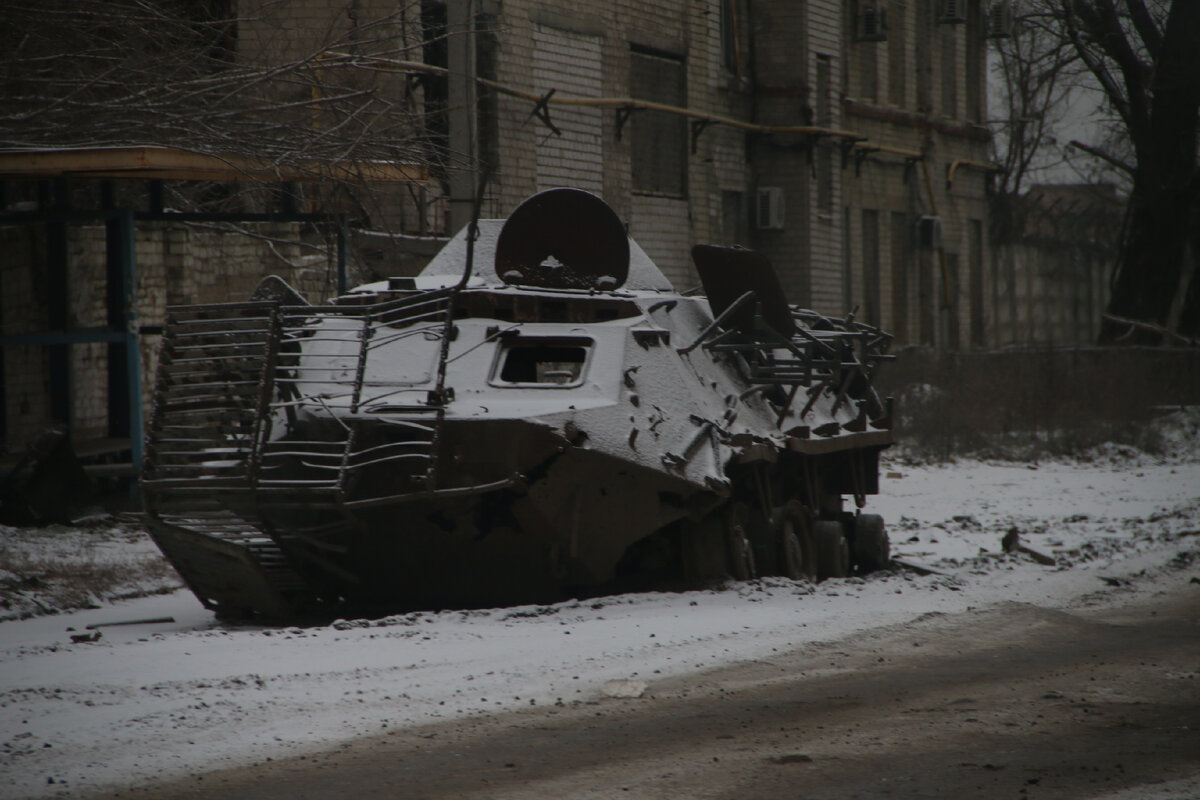 БТР-60 ВСУ грустит на въезде в Кременную. Фото канала "Война не мир"