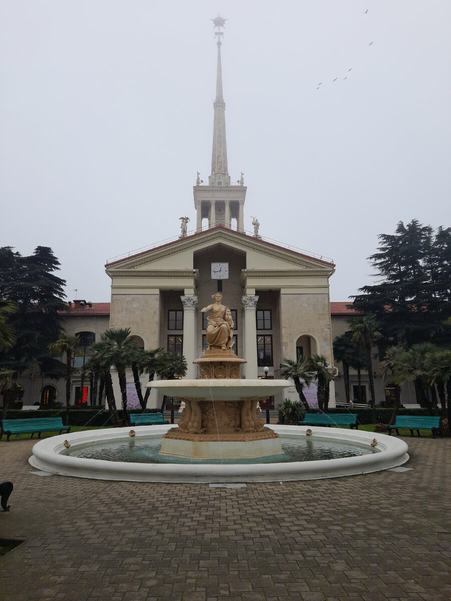 Вид на фонтан и здание морского вокзала. 