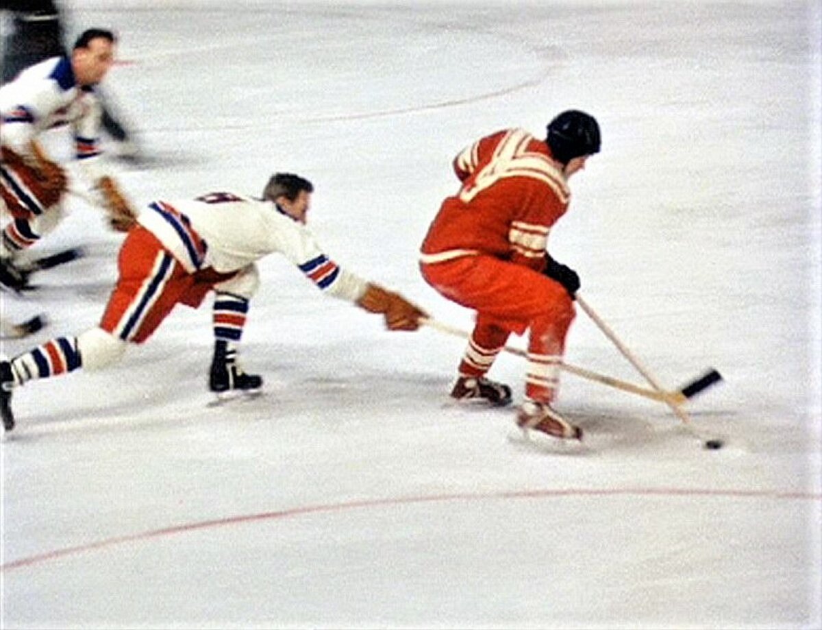 Изображение с яндекс.картинки (атака В.Боброва на льду в Кортина д' Ампеццо)