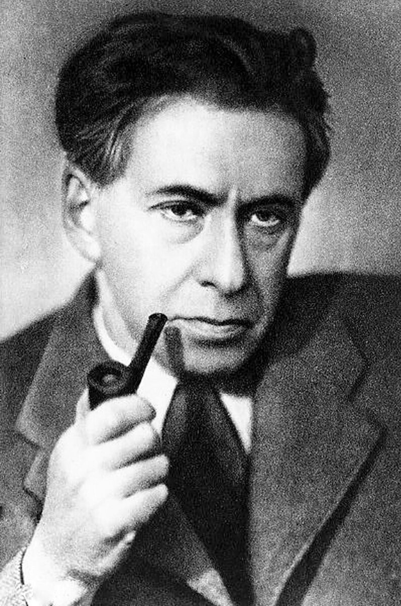 Илья Григорьевич Эренбург, писатель, поэт, переводчик, журналист, общественный деятель. Во время Великой Отечественной войны Илья Эренбург был военным корреспондентом газеты "Красная Звезда".