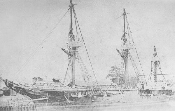 Settsu (первая половина 10-х годов Мэйдзи) , когда он был учебным кораблем для военной академии . Бушприт и стеньга сняты.