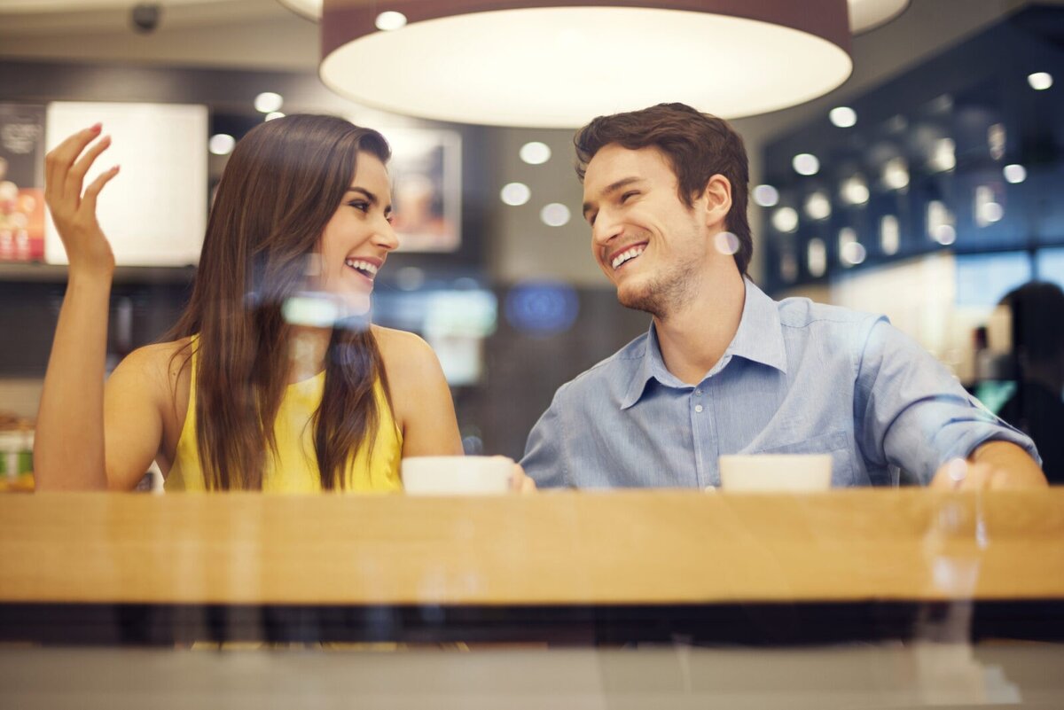 Мужчина и женщина знакомятся в кафе