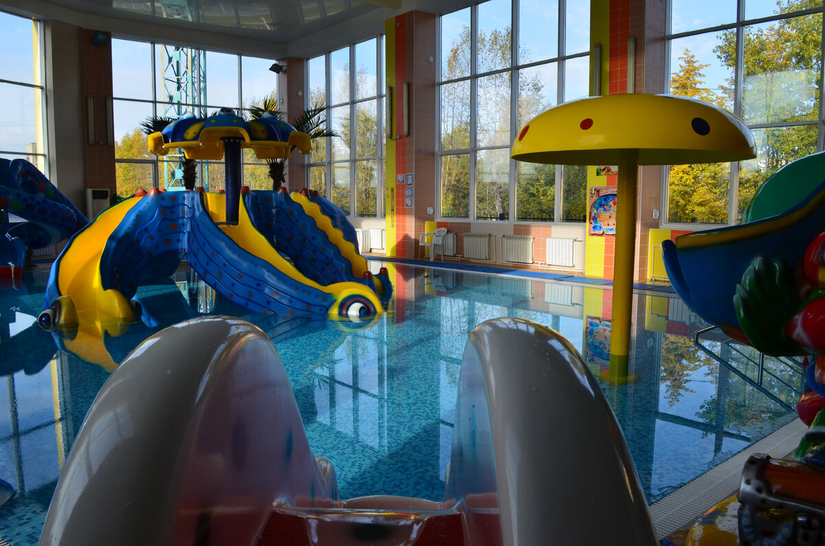 Бассейн глубиной всего 0,9 м. Температура воды +29, +30 градусов. 