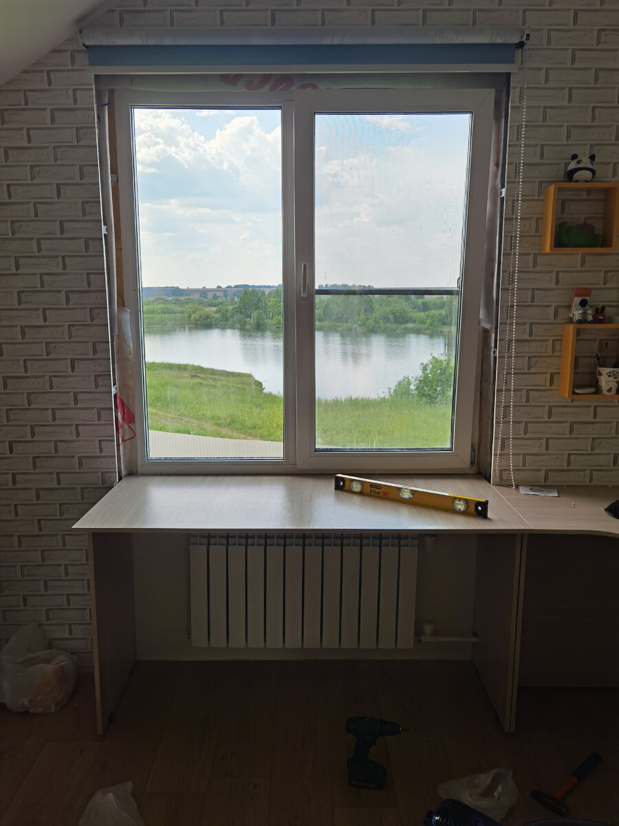 стол из подоконного блока
