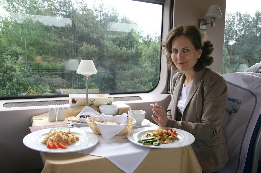 Поезд вагон еда. Еда в поезде ресторане. Столики в вагонах ресторанах. Ресторан в поезде. Обед в вагоне ресторане.