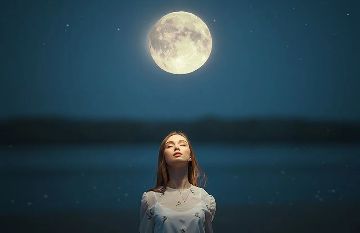 Луна новое видео. Девушка-Луна. Полнолуние девушка. Полная Луна девушка. Девушка под луной.