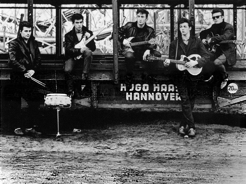 1960 год: Пит Бест, Джордж Харрисон, Джон Леннон, Пол МакКартни, Стю Сатклифф