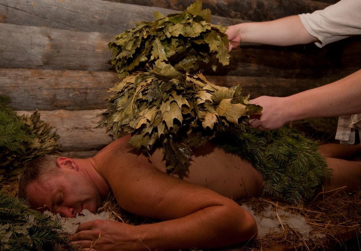 Парильщик в бане. Веник для бани. Баня с венком. Русская баня с веником. Люди парятся.