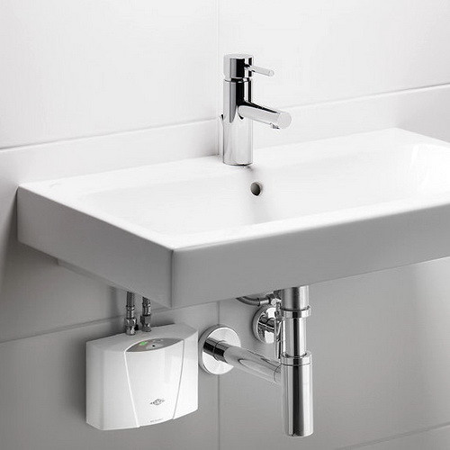 Проточный водонагреватель Clage под раковиной.