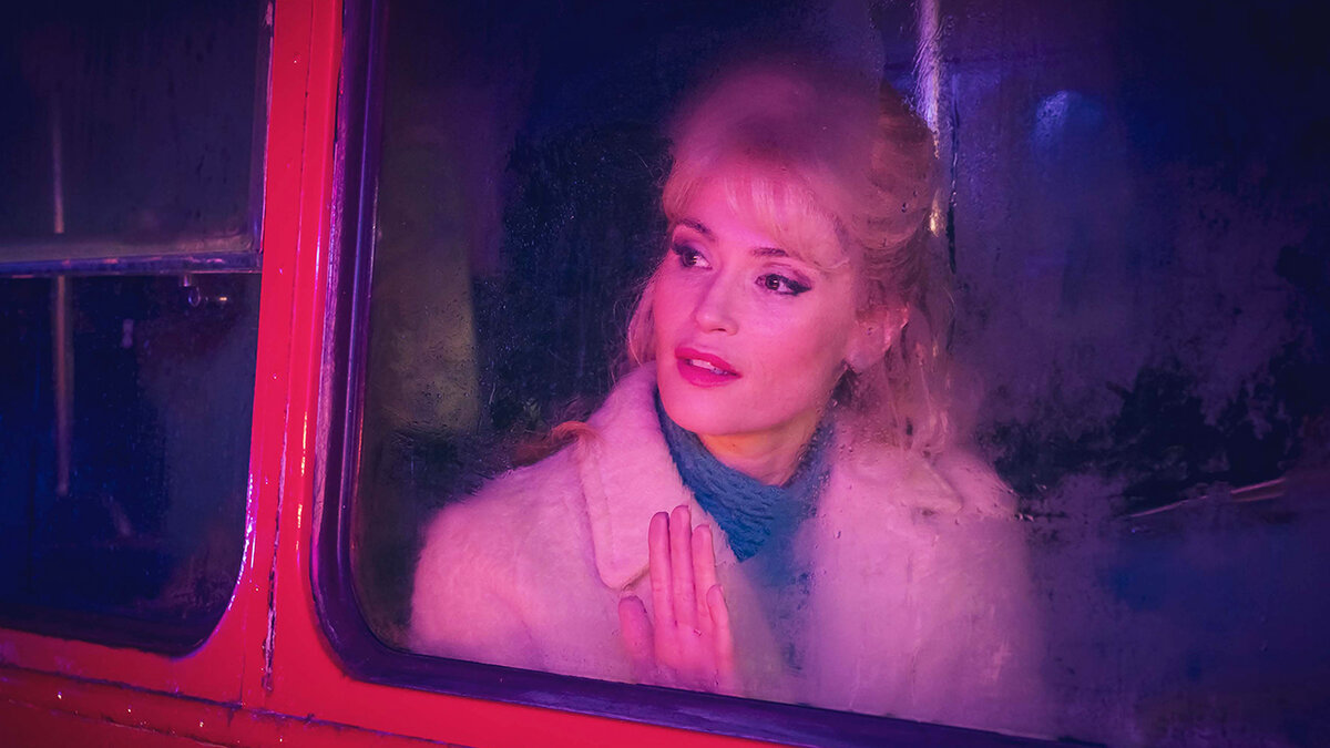 Оптимистичная и жизнеутверждающая сериальная комедия, снятая по мотивам романа Ника Хорнби. В главной роли снялась блистательная Джемма Артертон. 