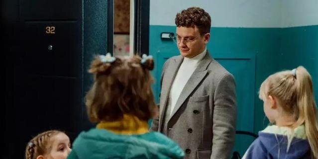    Веник и девочки собираются на улицу.СТС/START