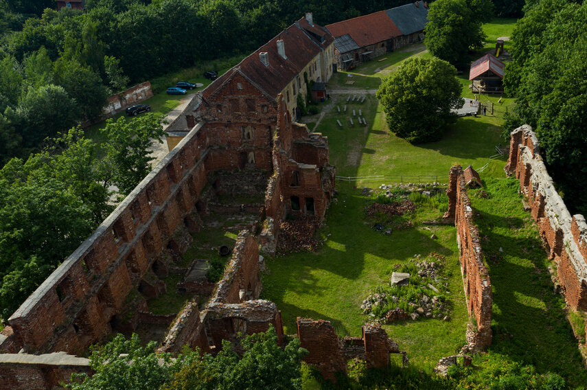 Заложен в 1336 году магистром Тевтонского ордена Дитрихом фон Альтенбургом. Замок возник на месте городища Унзетрапис, разрушенного в 1256 году во время военной кампании ордена по Надровии. Замковый комплекс состоял из цитадели (конвентхауза) и форбурга. Замок служил форпостом Тевтонского ордена в борьбе с Литвой. После 1525 года был превращён в резиденцию Главного Управления округа Инстербург. Неоднократно посещался знатными особами, а шведская королева Мария Элеонора с 1642 года длительное время проживала в замке Инстербург, что способствовало развитию города. 