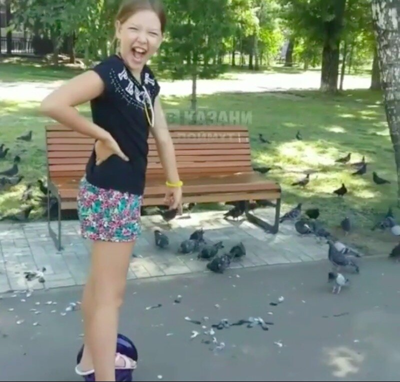 Девушки давят ногой. Растоптала каблуками ребенка