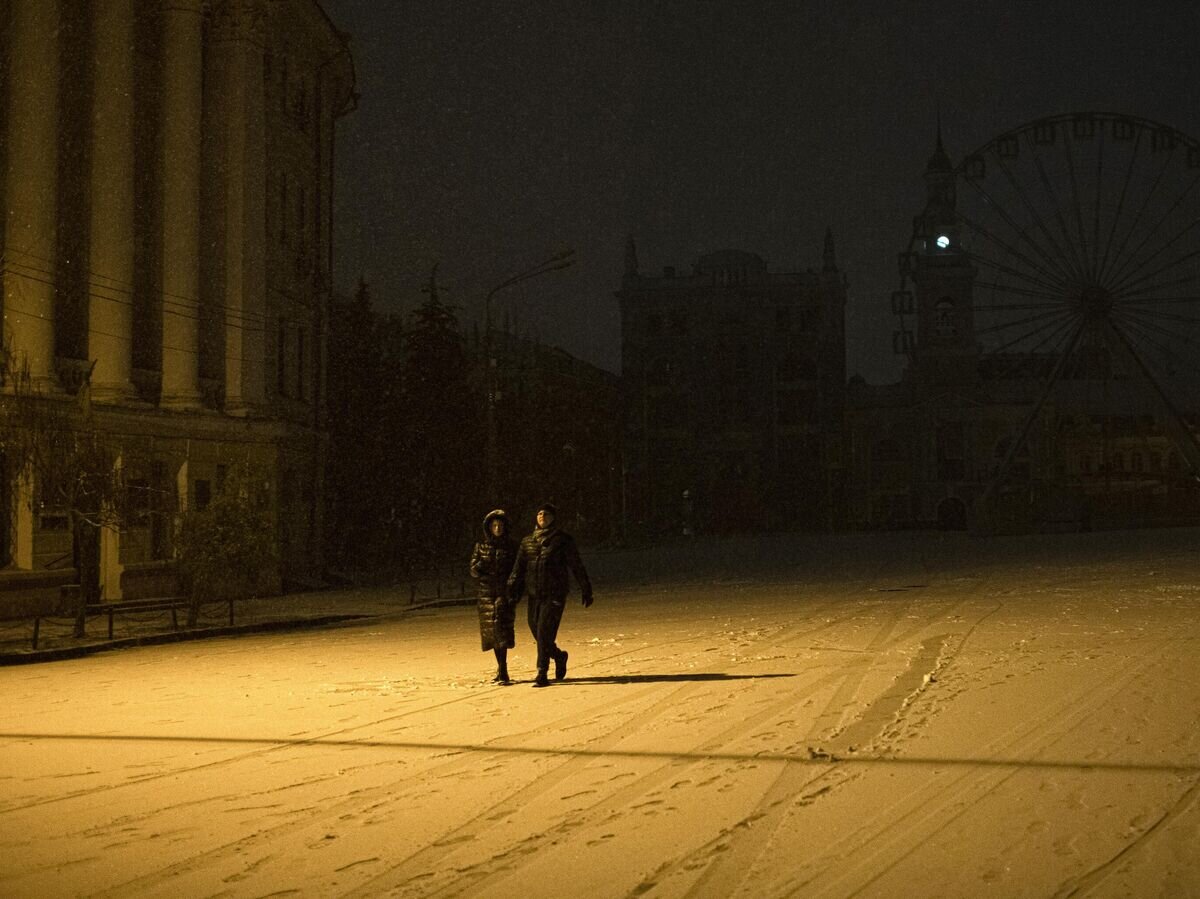    Люди на улице в Киеве во время отключения электроэнергии© AP Photo / Andrew Kravchenko
