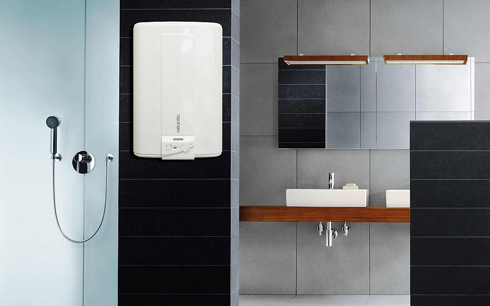 Компактный накопительный водонагреватель в ванной комнате