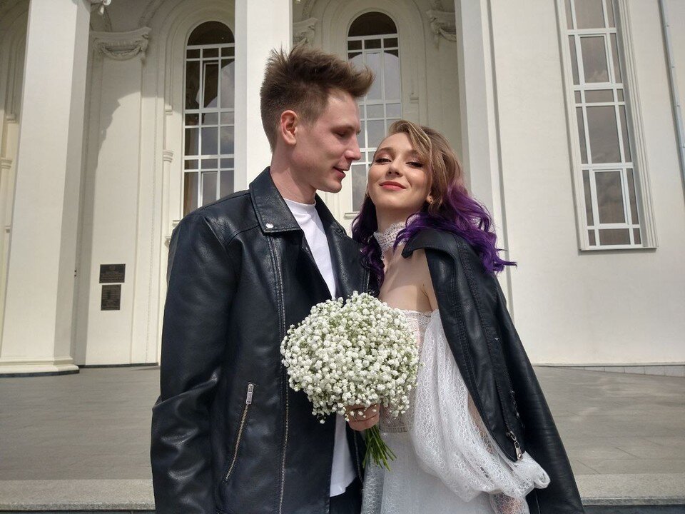     Вероника и Максим Морозовы ждали свадьбу целый год. Оксана КАДОЧНИКОВА