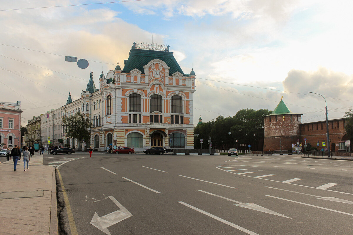Большая Покровская улица, 1