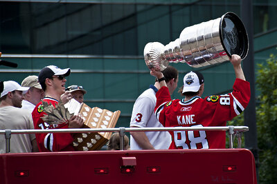    Патрик Кейн (справа) держит Кубок Стэнли, а Джонатан Тэйвз — свой Конн Смайт Трофи после победы клуба в финале Кубка Стэнли ©flickr.com, CC BY-SA 2.0 Wikipedia.org