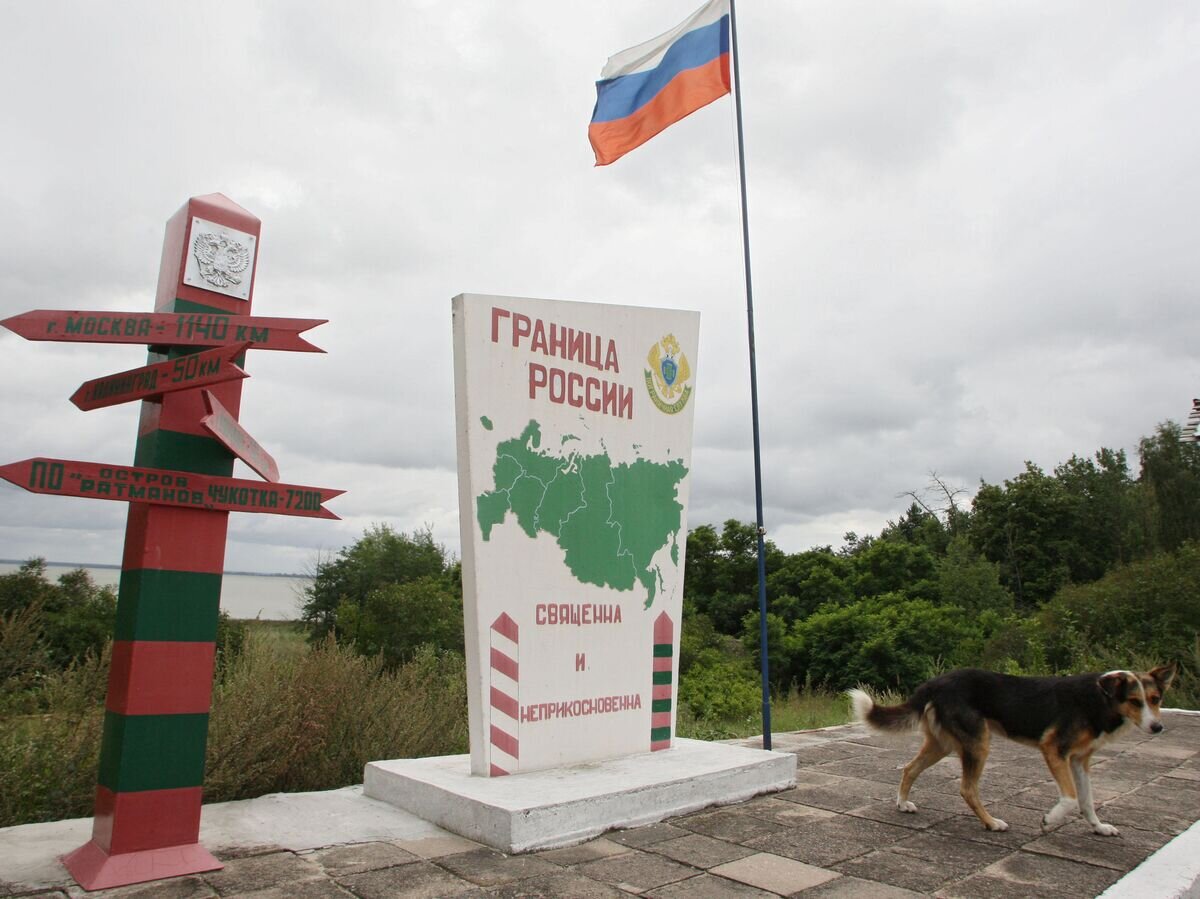    Обелиск и символический пограничный столб на пограничной заставе "Нормельн" - самой западной заставе России© РИА Новости / Игорь Зарембо