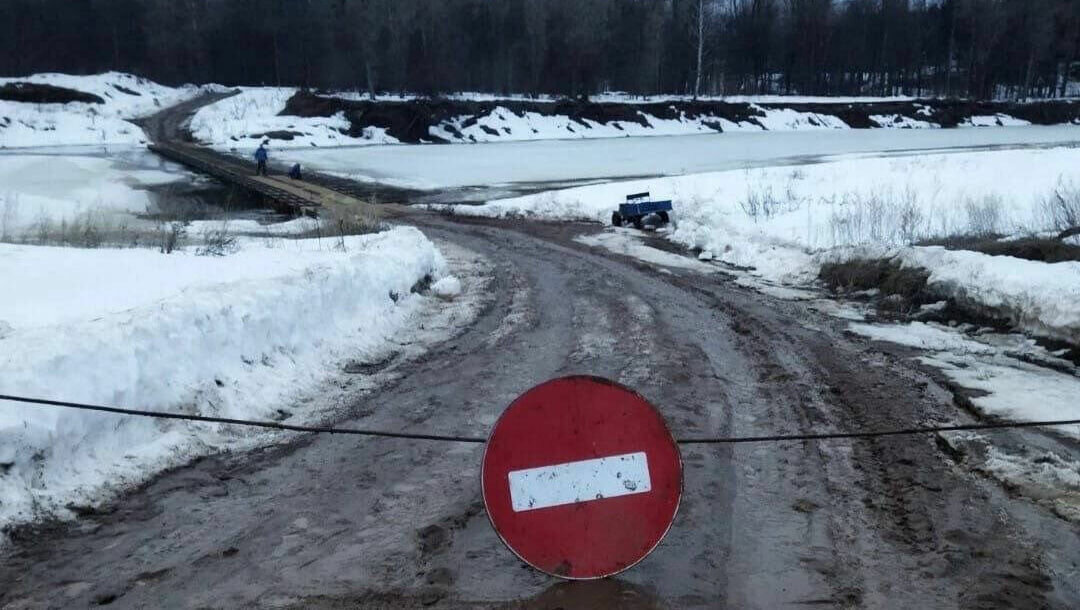     В Вавожском районе Удмуртии подтопило мост через реку Вала, расположенный на автодороге. В Ижевске второй день «минируют» здания колледжей и техникумов. А жители Ленинского района Ижевска снова жалуются на красный снег. Udm-info подводит информационные итоги четверга, 23 марта.