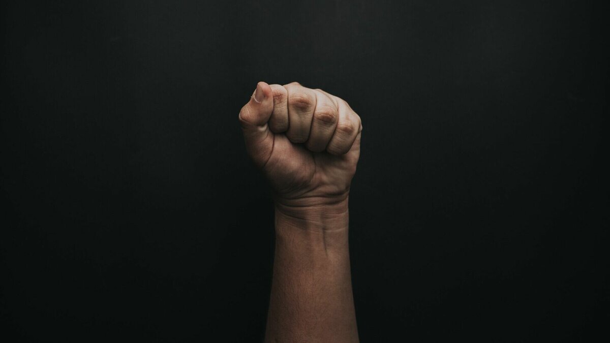     В Черногорске пьяный 23-летний парень избил в подъезде 12-летнего подростка. Никакой причины на это не было.