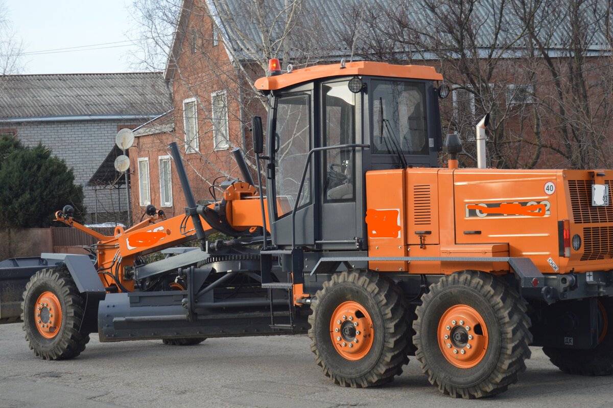 Фото автора. Современный грейдер, весной всегда есть для него работа.