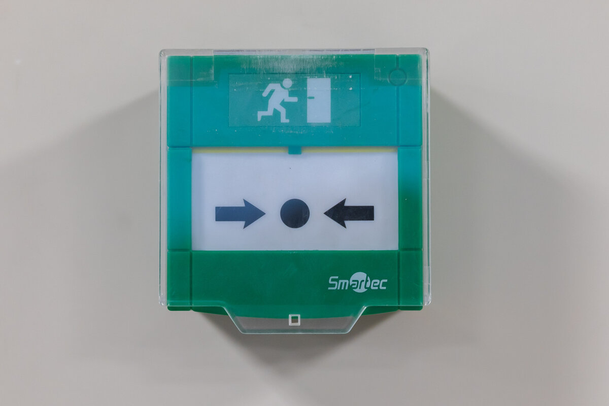 Кнопка аварийного выхода зеленая st-er115 smartec. Иопр 513/101-1. Кнопка аварийного выхода smartec st-er115. Кнопка разблокировки двери. Кнопка "аварийный выход" с крышкой иопр 513/101-3.