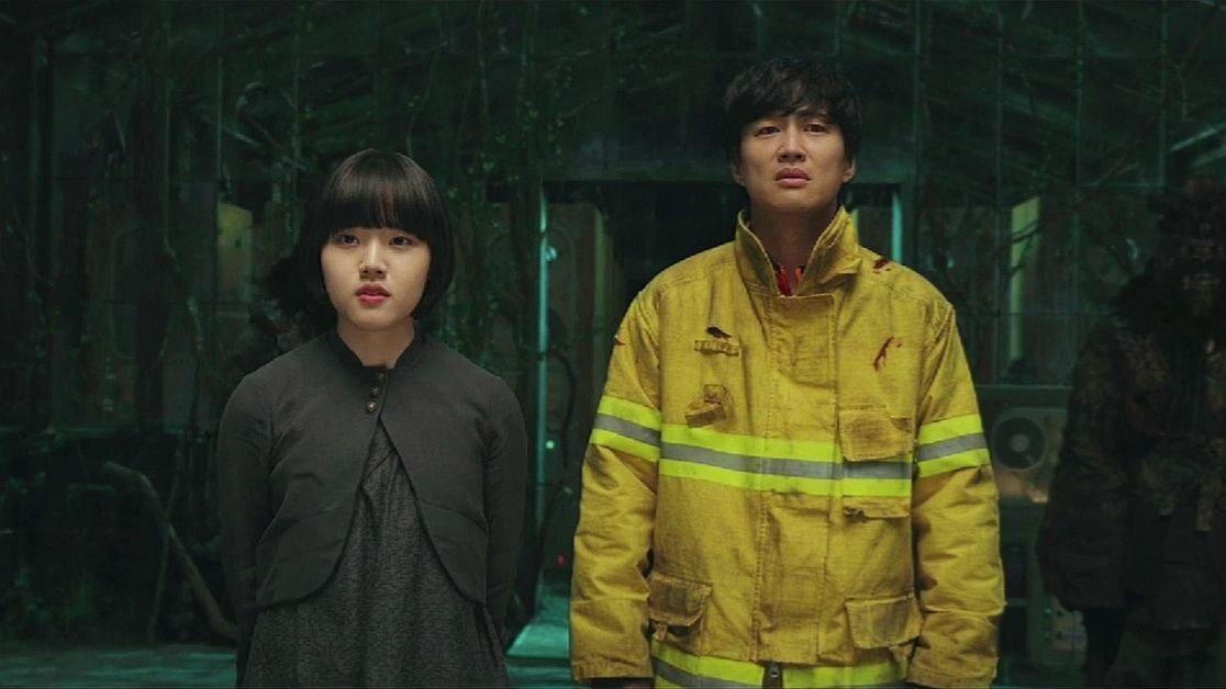  С Богами: Два мира (2017)  Спасая ребёнка из горящего здания, пожарный Ким Джа-хон погибает героической смертью.