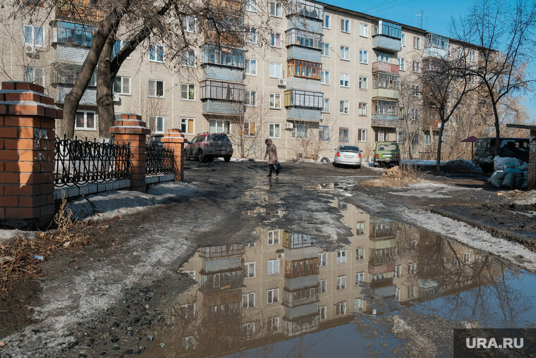    Из-за теплой погоды во дворах городов ХМАО появились огромные лужи (архивное фото)