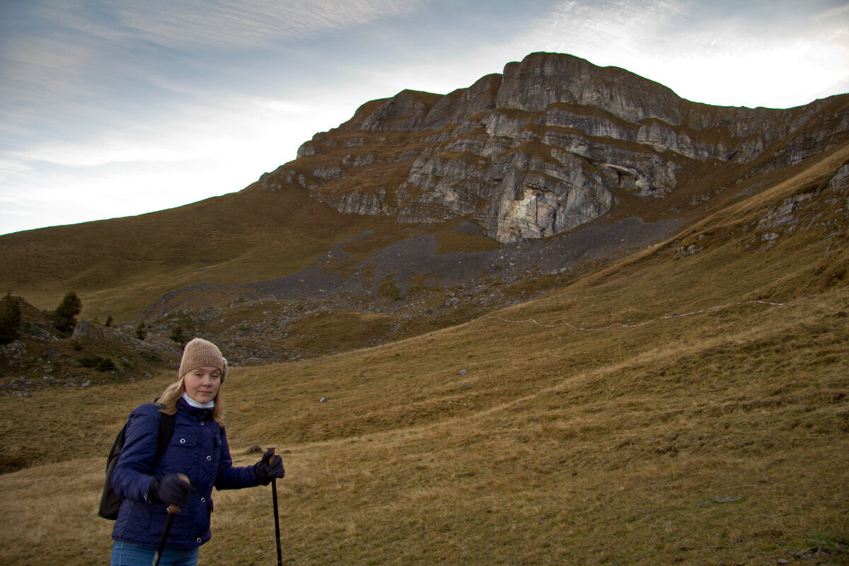 это я, карабкаюсь на гору, чтобы посмотреть самолёты. Листайте вправо